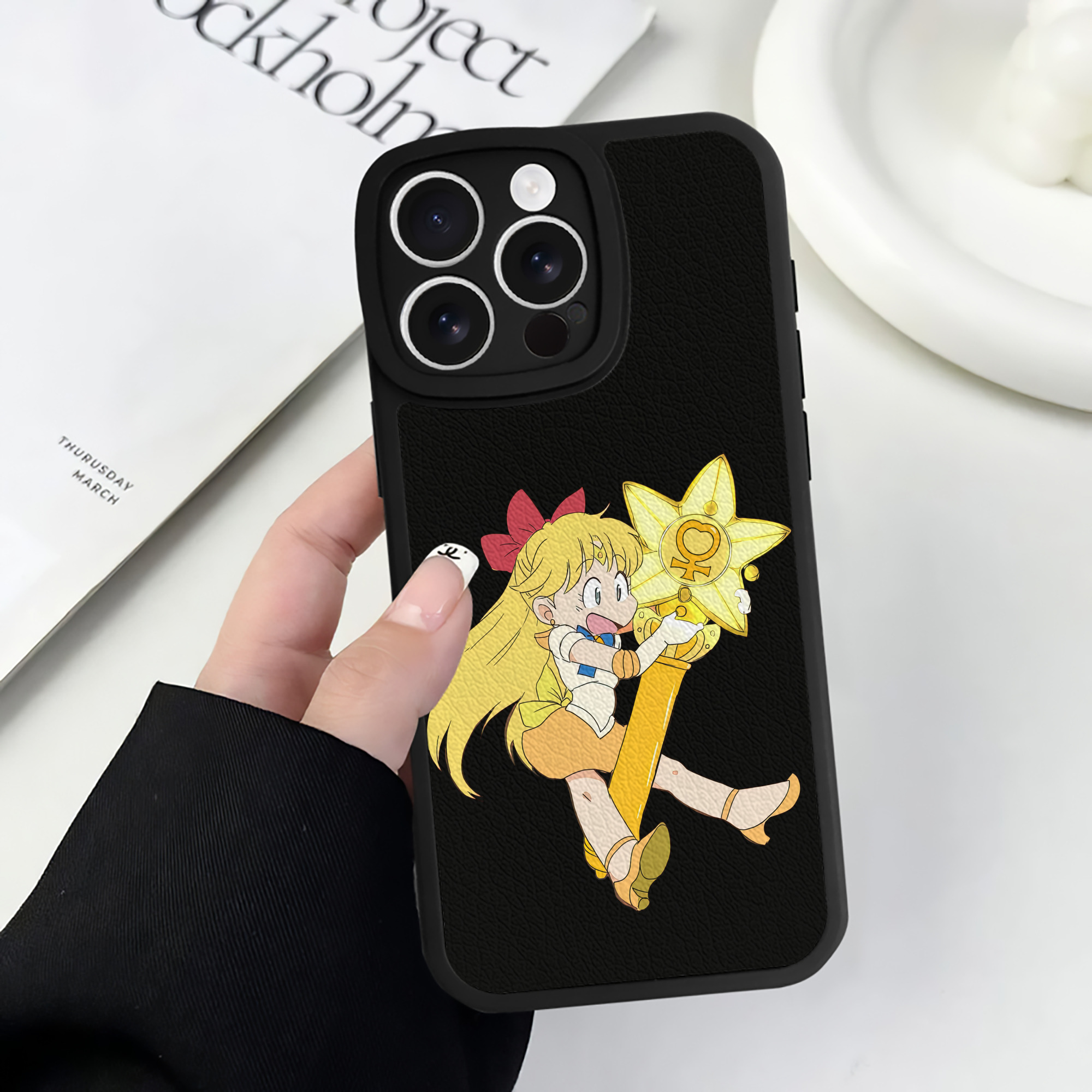 （画像用） 美少女戦士セーラームーン 愛野 美奈子 あいの みなこ Sailor Moon Aino Minako 【iPhone 16シリーズ対応】シリコンスマホケース（レザー調） 材質：シリコン
